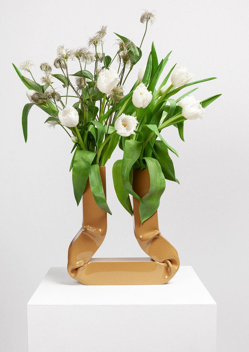 Beautiful caramel-colored Vasi Vase with elegant design and glossy finish