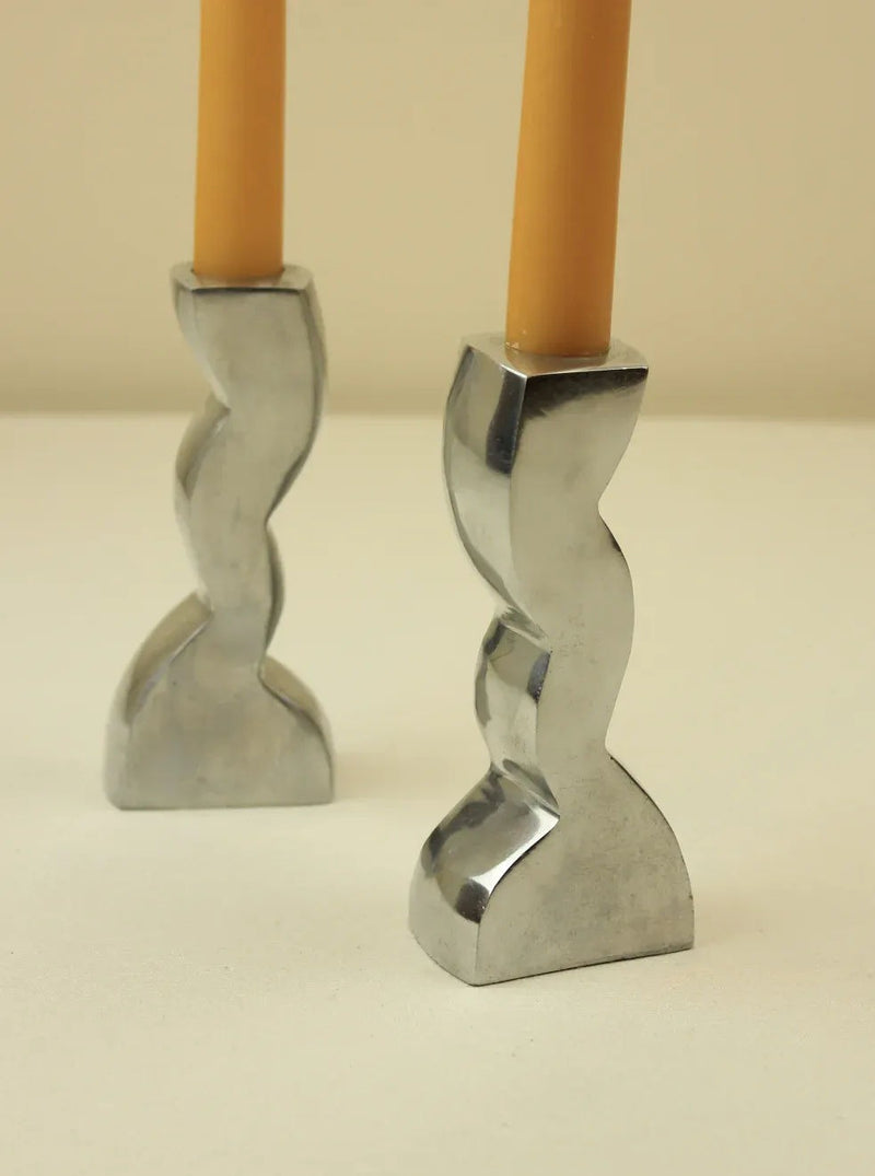 Modern and stylish wavy candleholder in silver with unique pattern