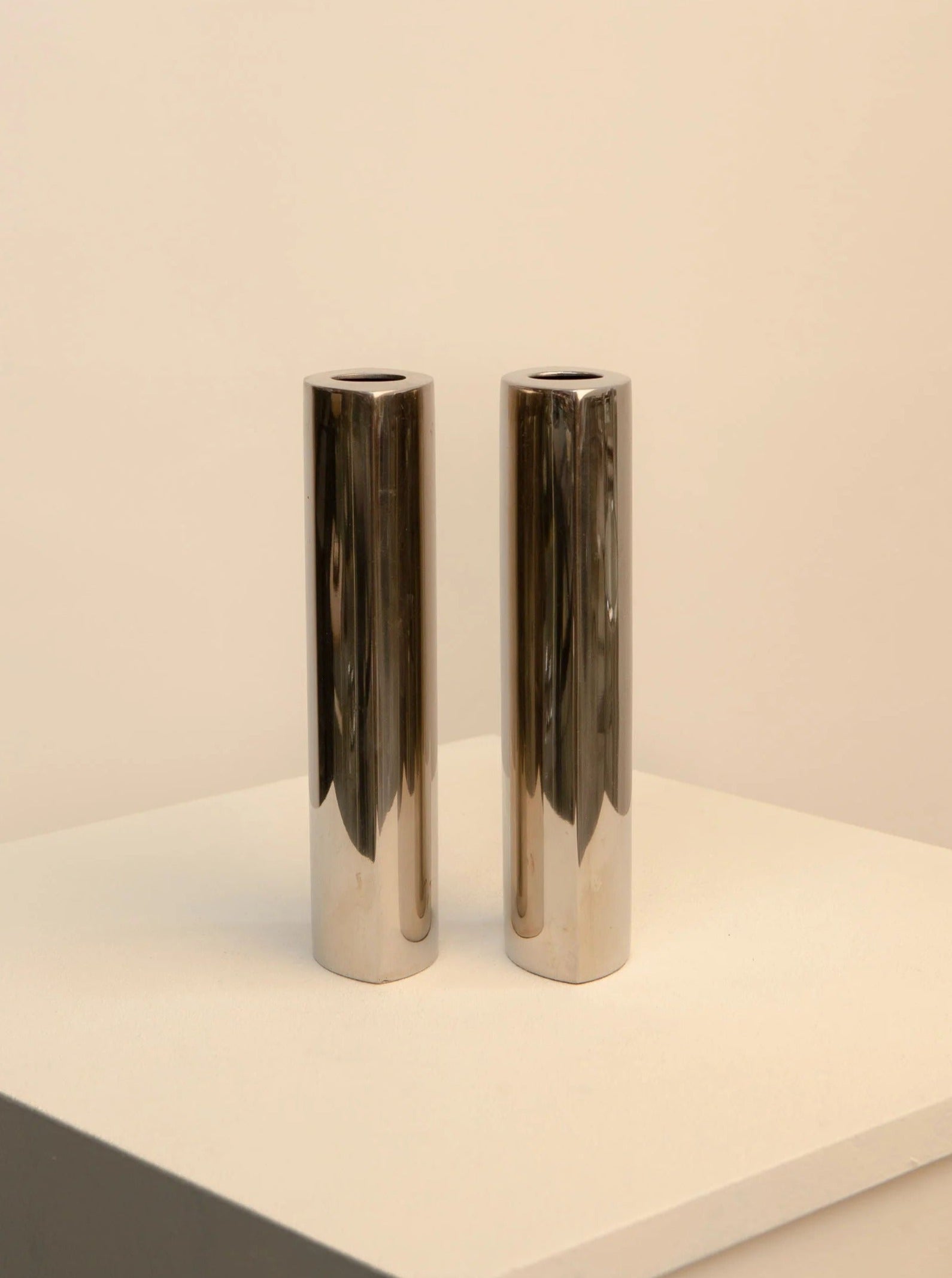  Set of two metallic vases with an 80's retro aesthetic, featuring intricate details and a polished finish