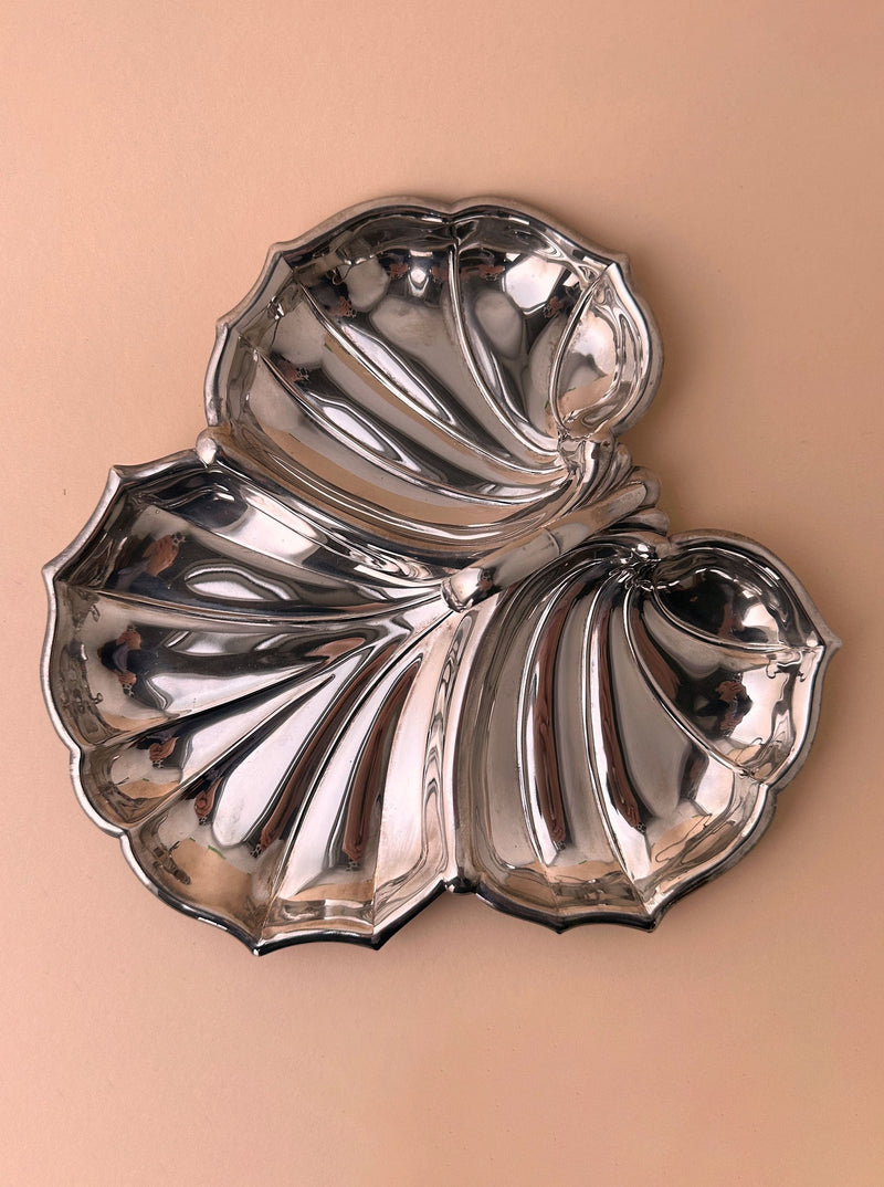  Exquisite silver plated shell shaped tender, beautifully crafted in the art deco revival style, a timeless and sophisticated piece 