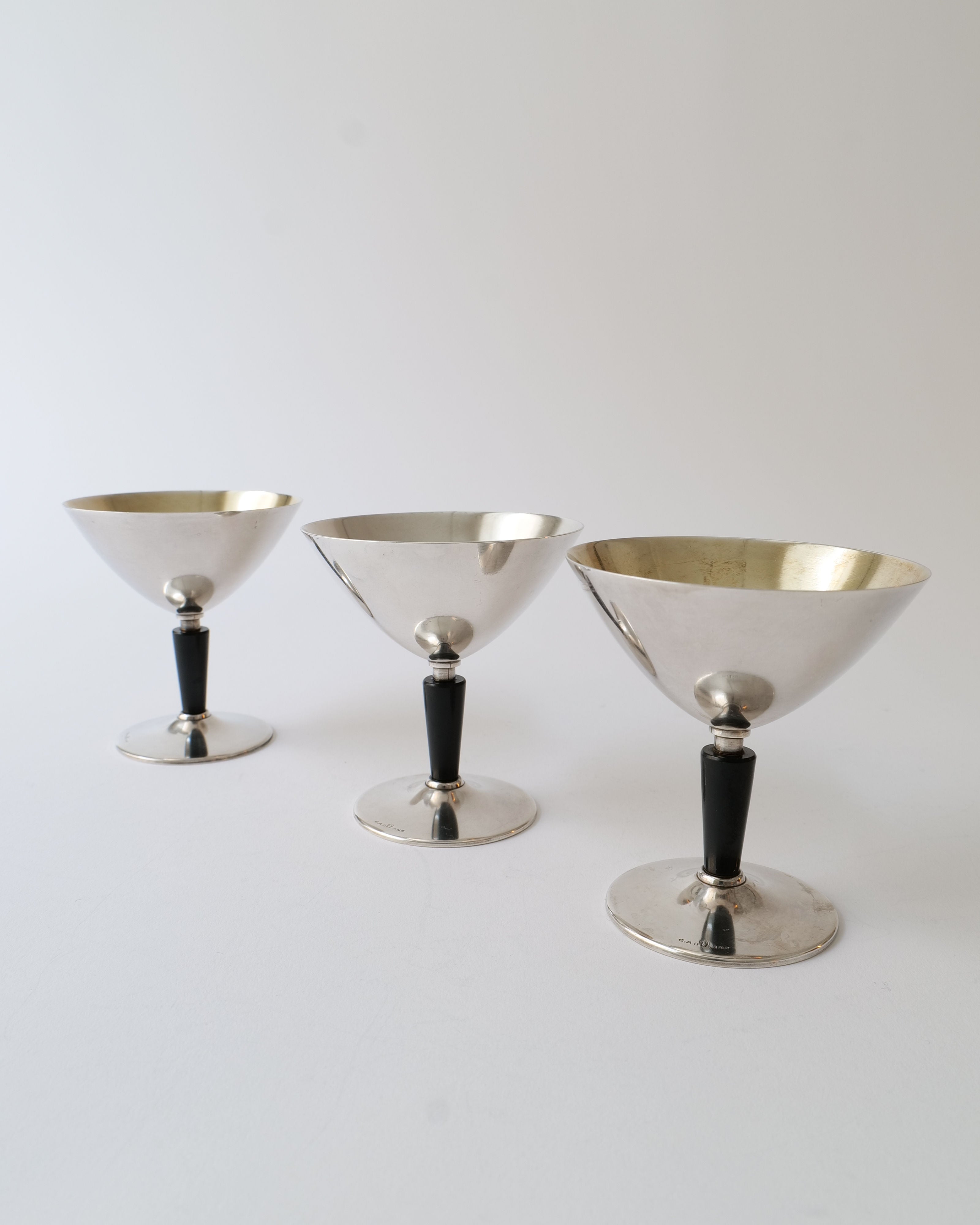 Folke Ahrström Cocktail Set 1930: Vintage-inspired, stainless steel 5-piece set with shaker, strainer, jigger, spoon, and tongs