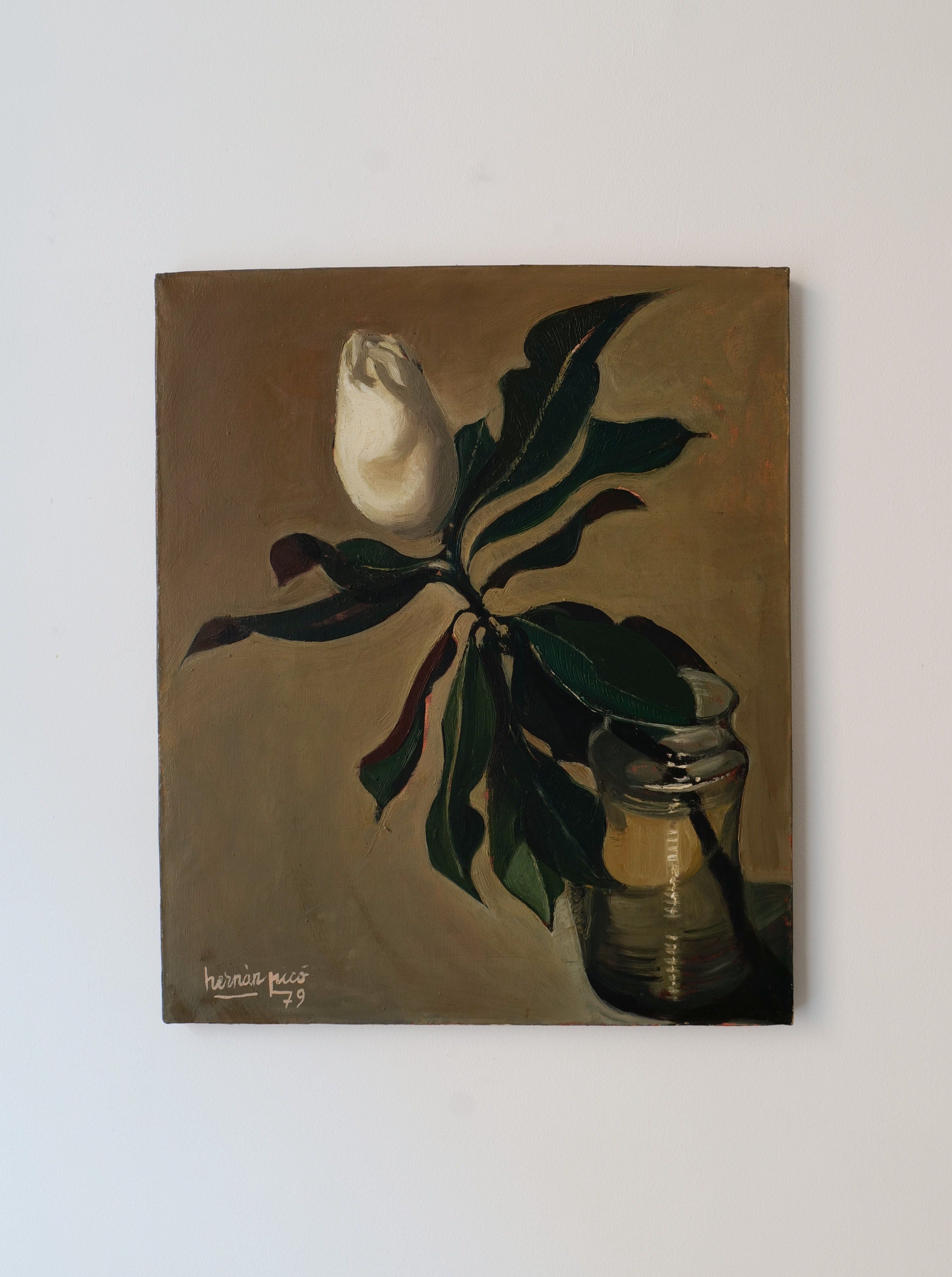 Oil painting of a Magnolia Grandiflora 1979 stem in a clear jar, set against a muted brown background. The painting has a signature at the bottom left that reads "Hernán Picó Ribera 79" from the Collection Apart brand.