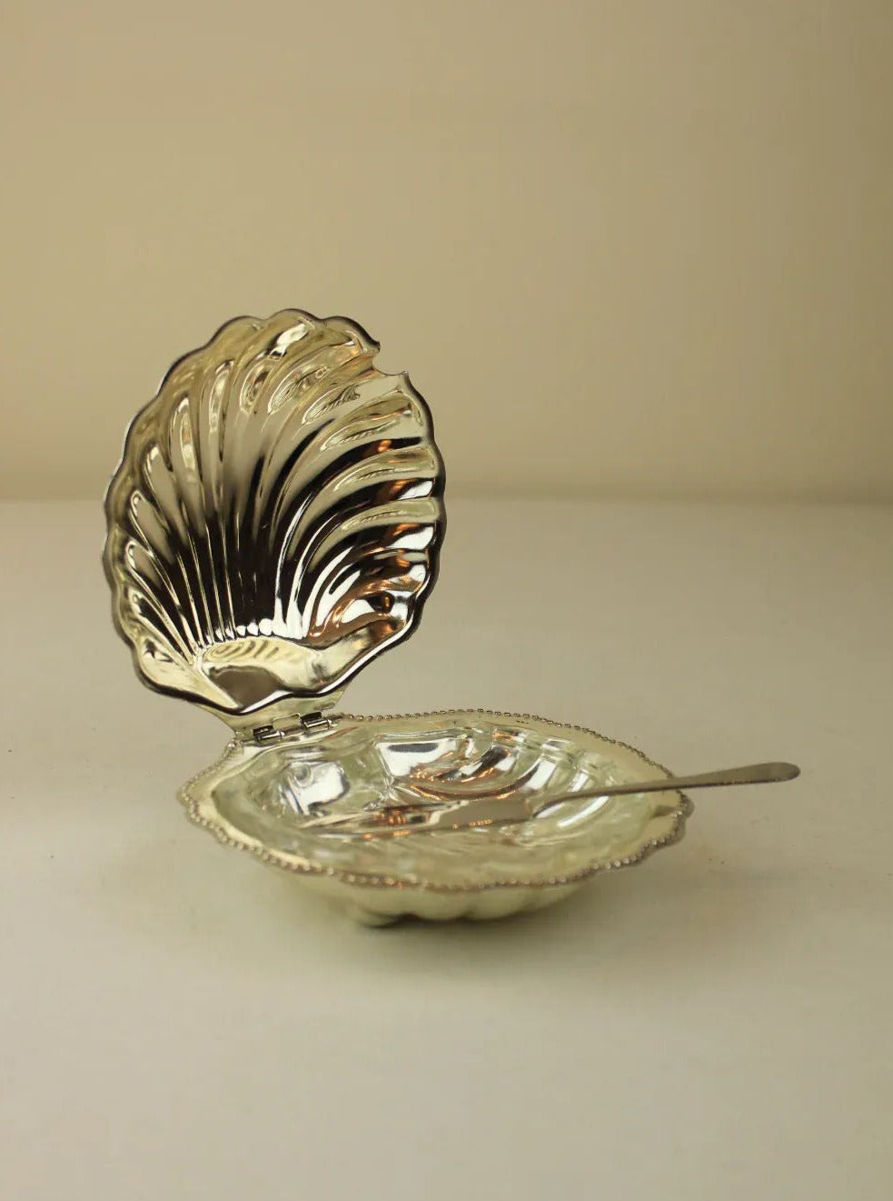 Shell Shaped Butter Dish - Elegant & Artistic Tableware