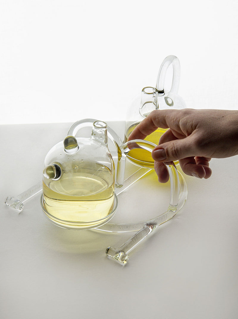  Sio2 Oil & Vinegar Set: A stylish and modern glass and stainless steel set of oil and vinegar bottles, ideal for kitchen and dining table decor