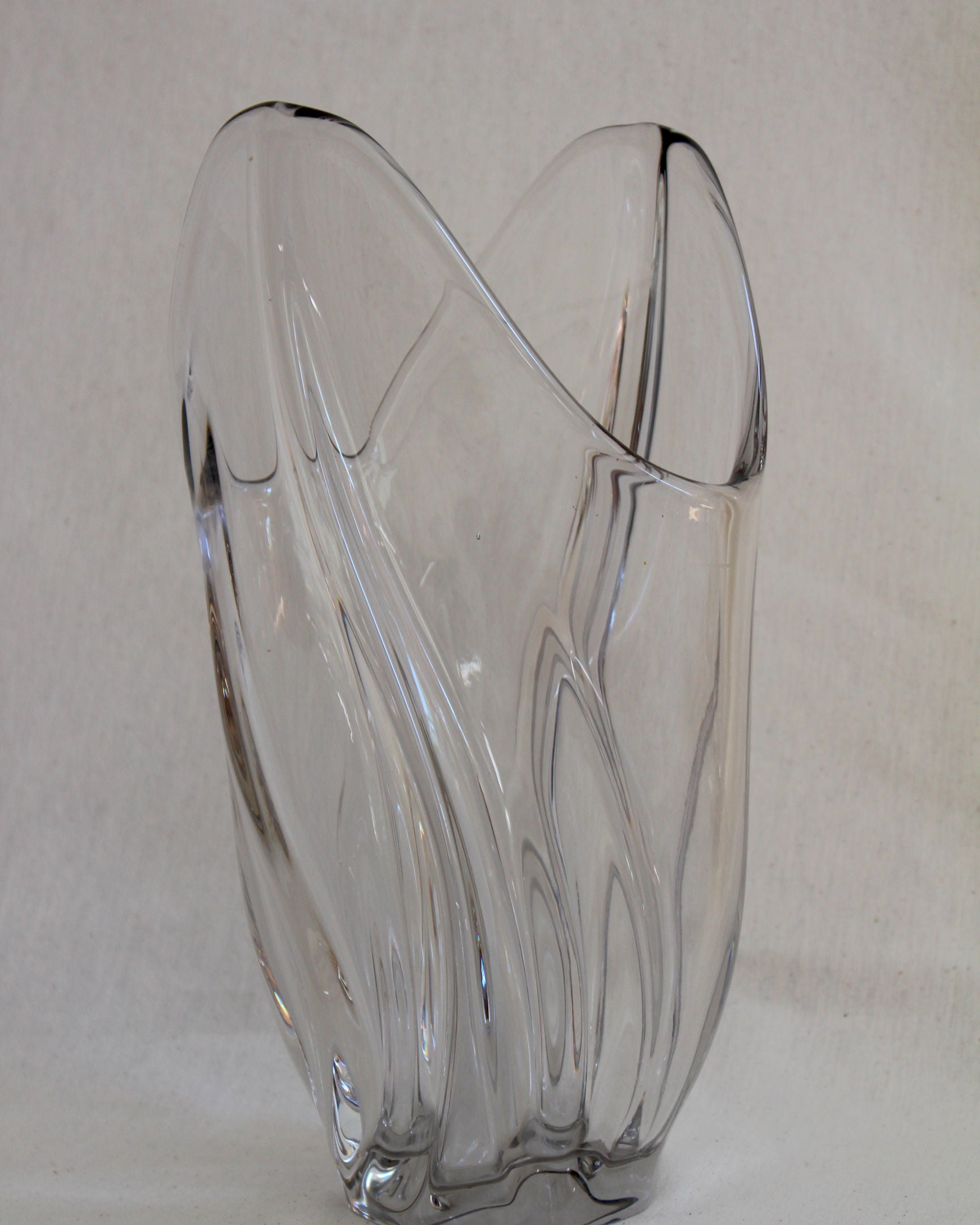 Exquisite crystal vase featuring twisted pattern and dazzling reflective quality