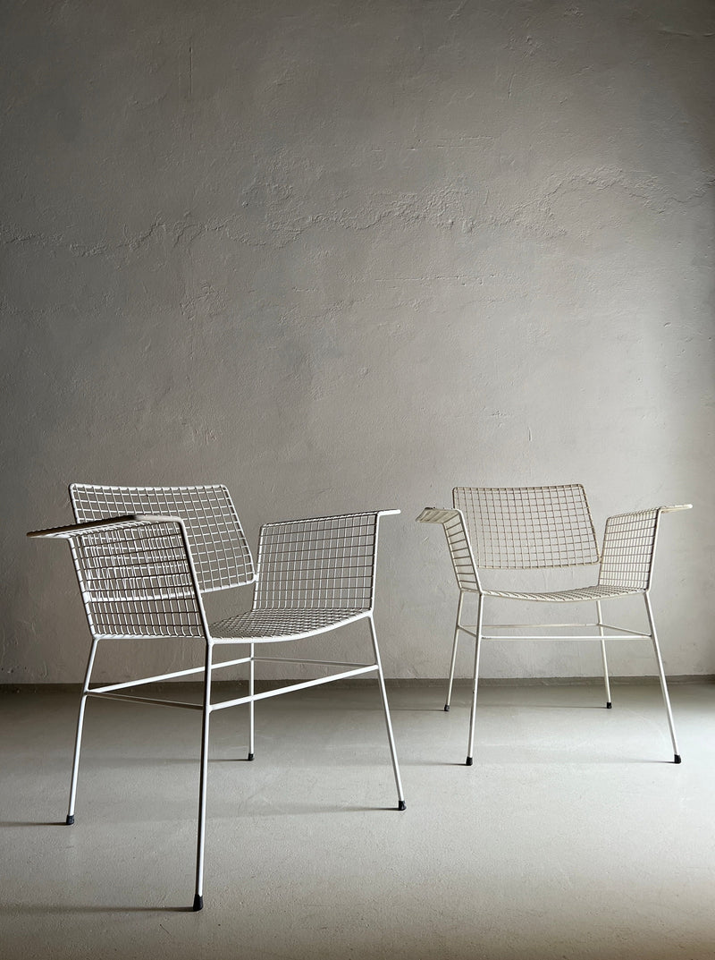 Vintage white metal wire chair from Erlau, Germany, dating back to the 1960s, featuring timeless design and durable construction
