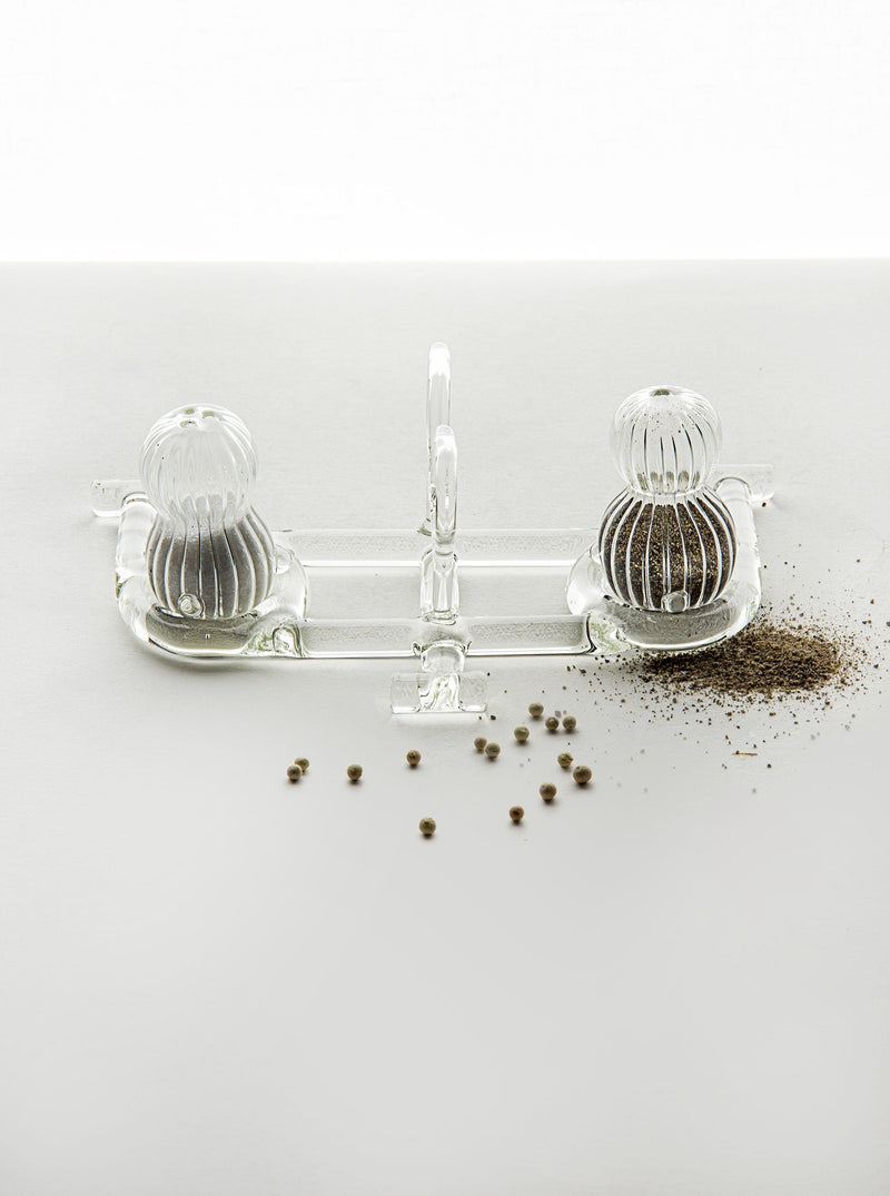 Salt and pepper shakers made of durable and sleek Sio2 material 