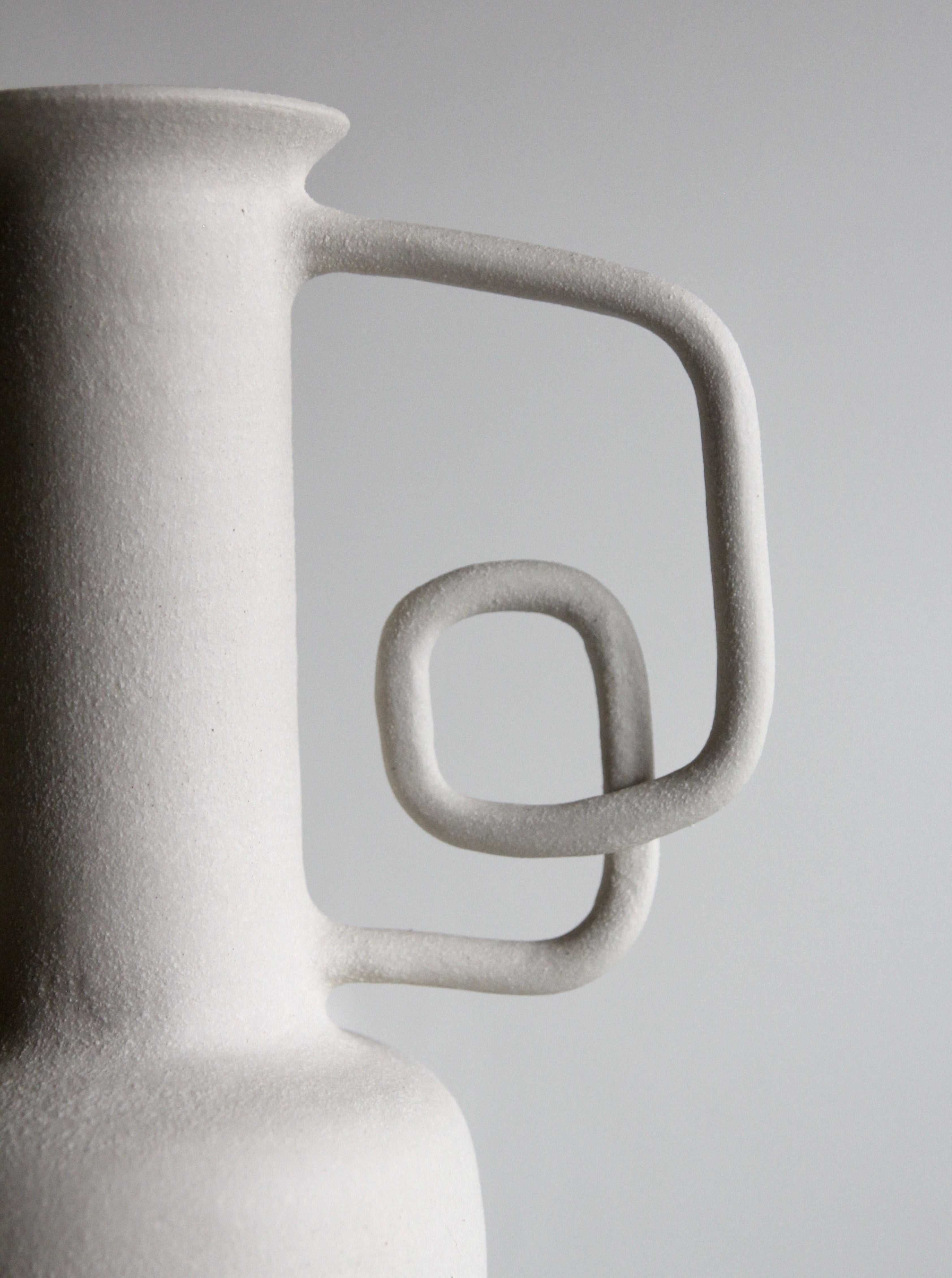  Elegant and practical handled vessel, great for both hot and cold drinks