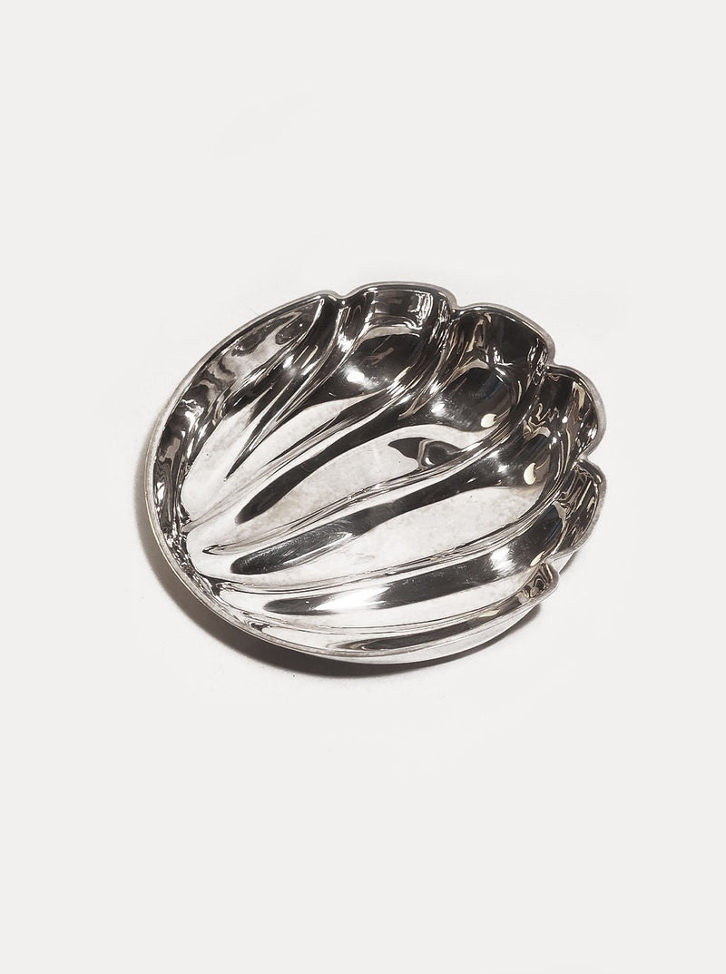 Beautifully crafted shell-shaped dish for serving snacks and appetizers