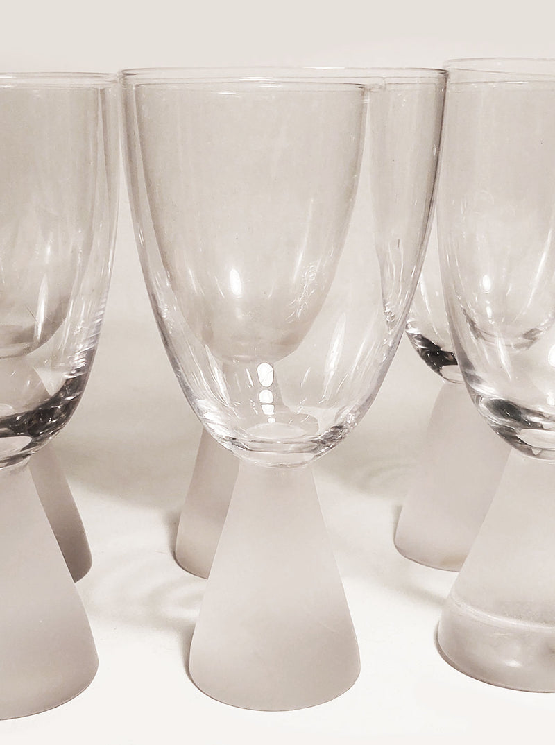 Crystal clear wine glasses for red or white wines, perfect for entertaining